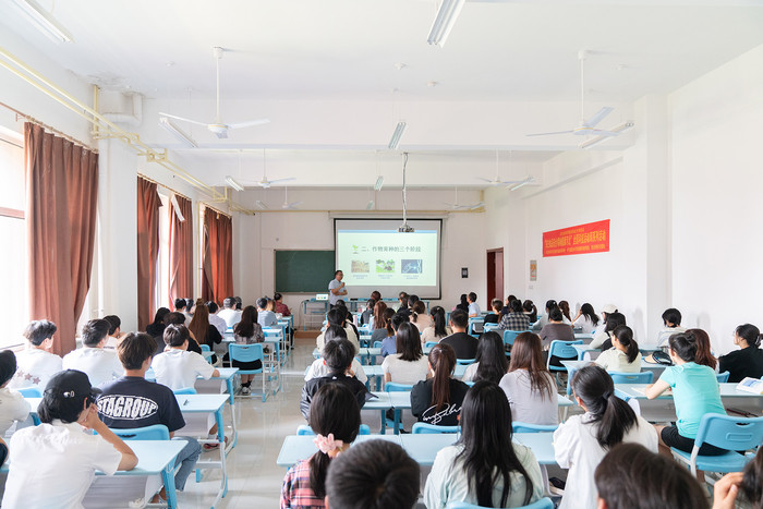 2-发报道用-周硕做报告 (2).jpg